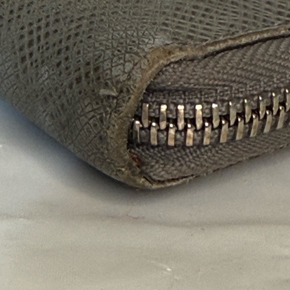 Authentic LOUIS VUITTON Taiga Zippy Long Wallet - Picture 3 of 12